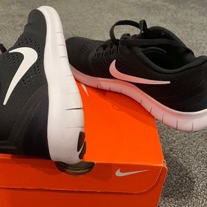 women’s black nike free run size 5.5